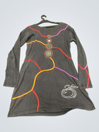 Graues Langarm-T-Shirt mit bunten Linien