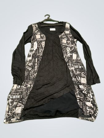 Schwarzes Langarmkleid mit weißen grafischen Einsätzen