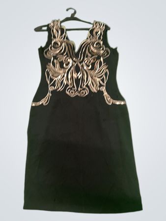 Schwarzes Kleid mit goldener Verzierung