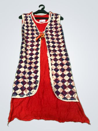 Rotes langes Kleid mit Weste