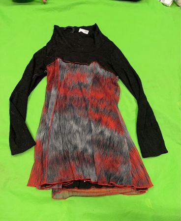 Schwarz-rote gemusterte Kleid