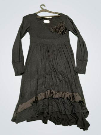 Schwarzes Langarmkleid mit Rüschendetail