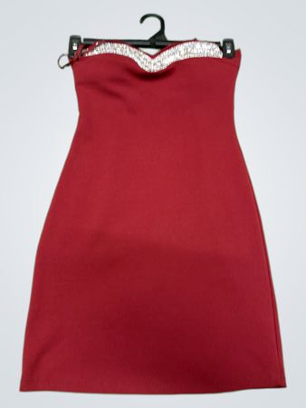 Rotes Kleid mit weißem Besatz