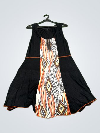 Schwarzes und gemustertes ärmelloses Kleid