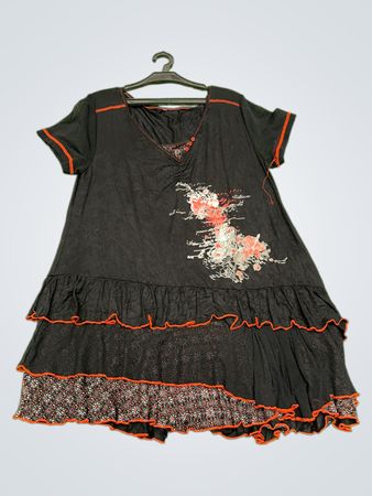 Schwarzes Kleid mit orangefarbener Kante