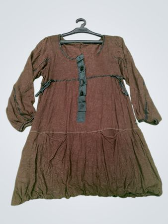 Braunes langärmeliges Kleid