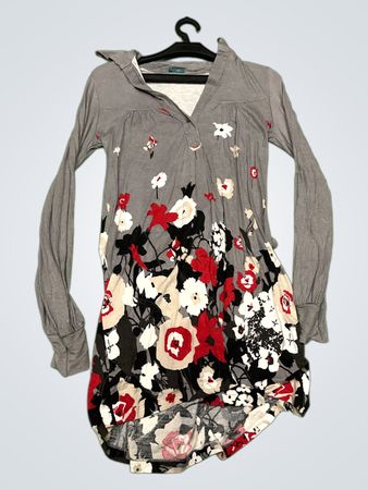 Graues florales Langarmkleid
