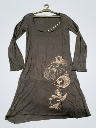 Schwarzes florales Langarmkleid