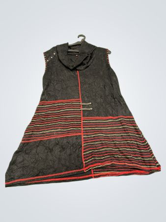 Schwarz- und rotgestreiftes ärmelloses Kleid