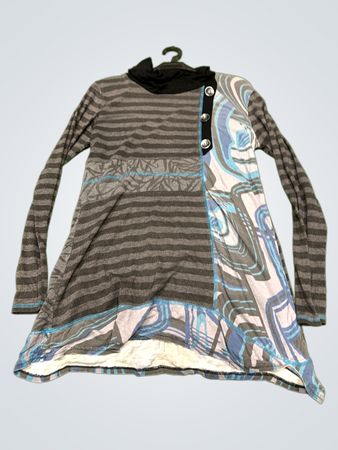 Langärmliges graues und blaues Kleid