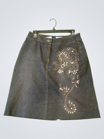 Grauer Denimrock mit Verzierung