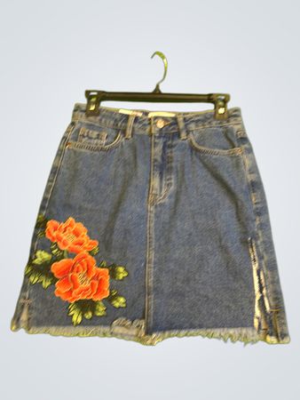 Neuer Look Denim A-Linien-Rock mit floralem Stickerei