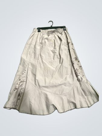 Beiger A-Linien-Rock mit floralem Druck und Textdetail