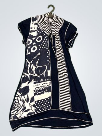Marineblaues Kleid mit abstraktem Druck