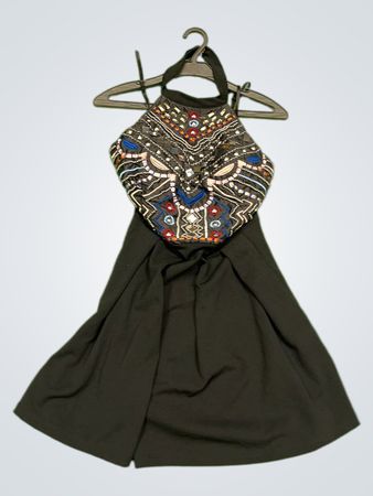 Schwarzes Kleid mit besticktem Oberteil