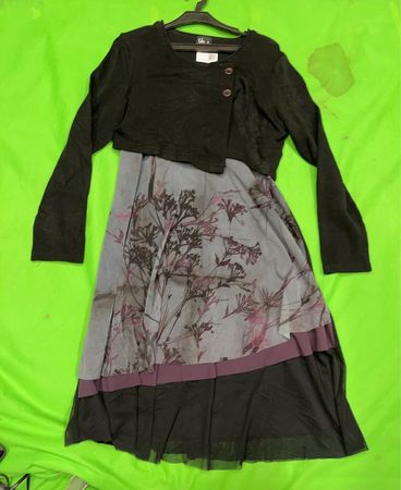 Schwarzes Kleid mit floralem Druck