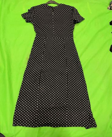 Schwarzes Pünktchenkleid
