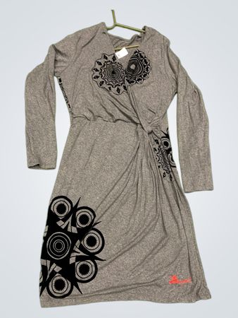 Graues Langarmkleid mit schwarzem Mandala-Druck