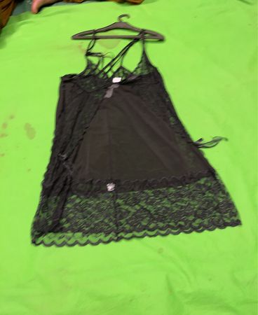 Schwarzes Spitzennegliée