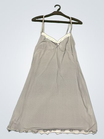 Graues gepunktetes Slipkleid mit Spitzenbesatz