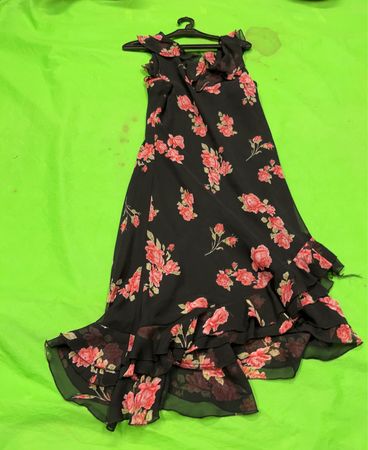 Schwarzes Blumendruck-Rüschkleid