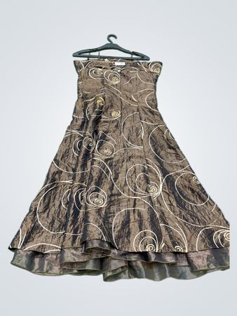 Braunes trägerloses Kleid mit Wirbelmuster