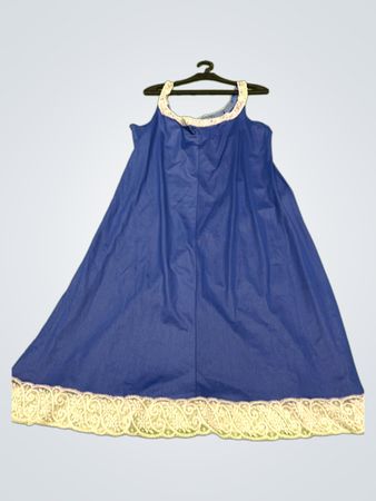 Blaues Nachthemd mit weißen Spitzenbesätzen