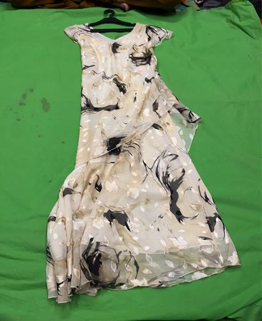 Cremefarbenes Kleid mit schwarzem Blumenmuster