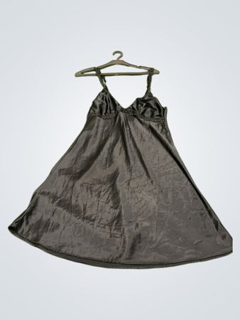 SukiSuki Schwarzes Satin-Chemise