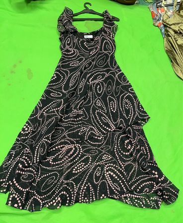 Schwarz-rosa gemustertes Kleid