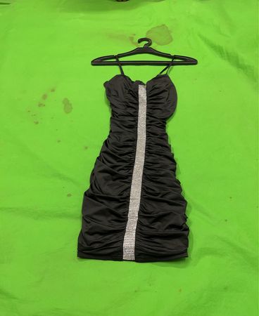 Schwarzes gerafftes Mini-Kleid mit Strass-Details