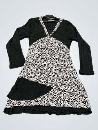 Via 28 Frauenkollektion Schwarz-weiß gemustertes Kleid