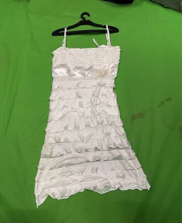 Weißes Rüschenkleid mit floralen Verzierungen