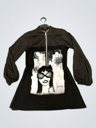 Schwarzes Langarmkleid mit grafischem Druck