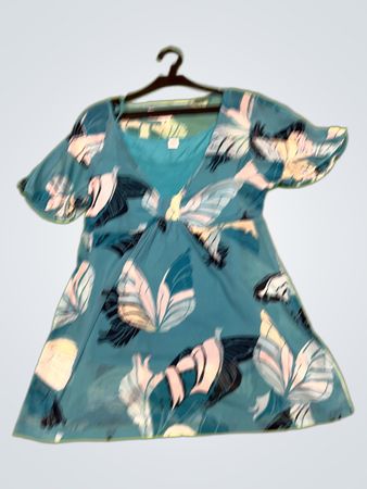 Blaues Kleid mit Blattdruck