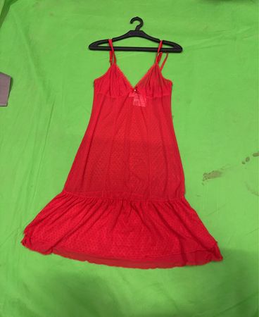 Rotes Negligé mit gepunktetem Muster und Rüschenabschluss