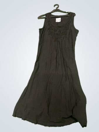 Schwarzes ärmelloses Midikleid mit Perlenverzierungen