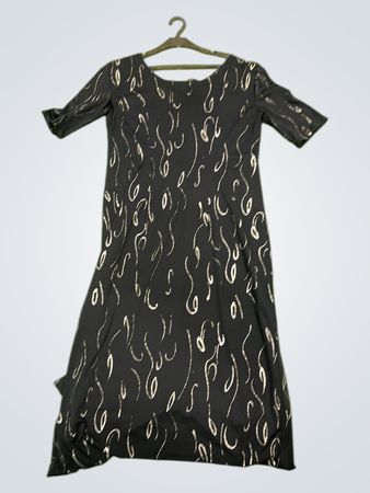 Schwarzes Kleid mit silbernem Wirbelmuster