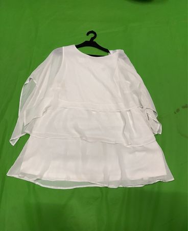 Weißes gestuftes Kleid