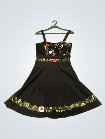 Schwarzes Kleid mit floralem Stickereien