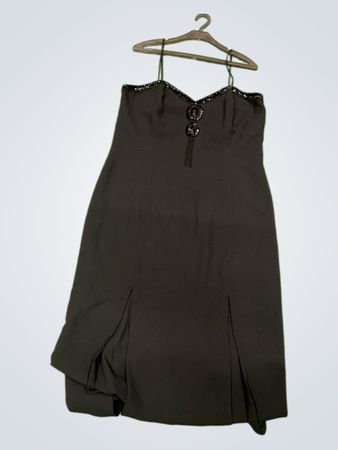 Schwarzes Kleid mit Perlenverzierung