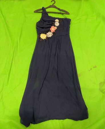 Marineblaues Kleid mit floralen Verzierungen