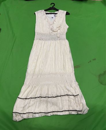 Weißes Spitzenkleid mit schwarzem Rand