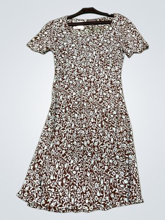 Überlegenes braunes und blaues Blumenmusterkleid