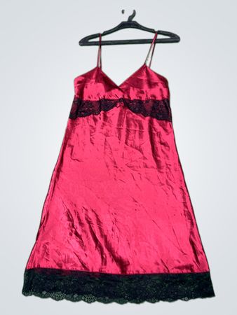 Rotes Satin-Nachtkleid mit schwarzem Spitzenbesatz