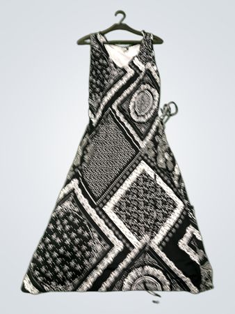 Schwarz-weiß gemustertes Maxikleid
