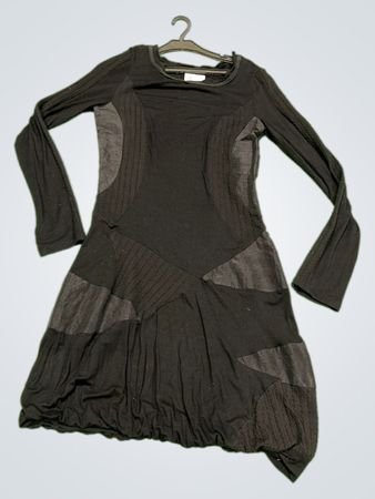 Schwarzes Kleid mit Patchwork-Detail