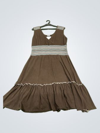 Braunes Kleid mit elastischem Bund