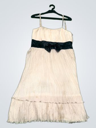Carina Studio Mody Creme Faltenkleid mit schwarzem Schleifen-Gürtel