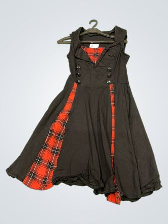 Schwarzes Kleid mit roten Karomustern